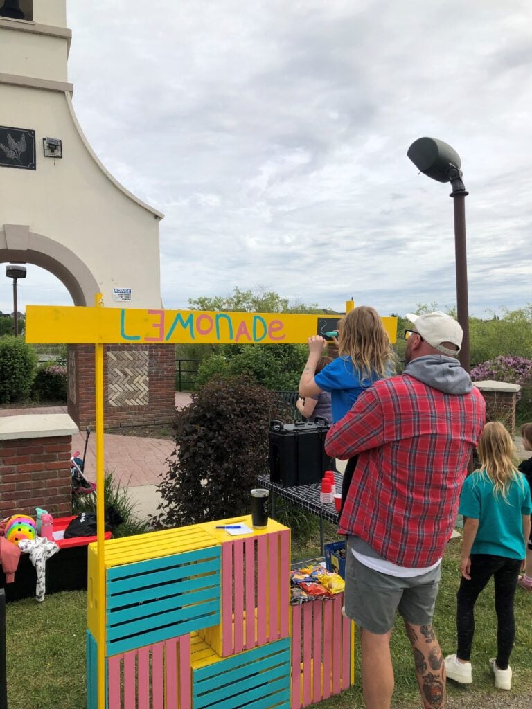 Image of a family setting up the lemonade stand